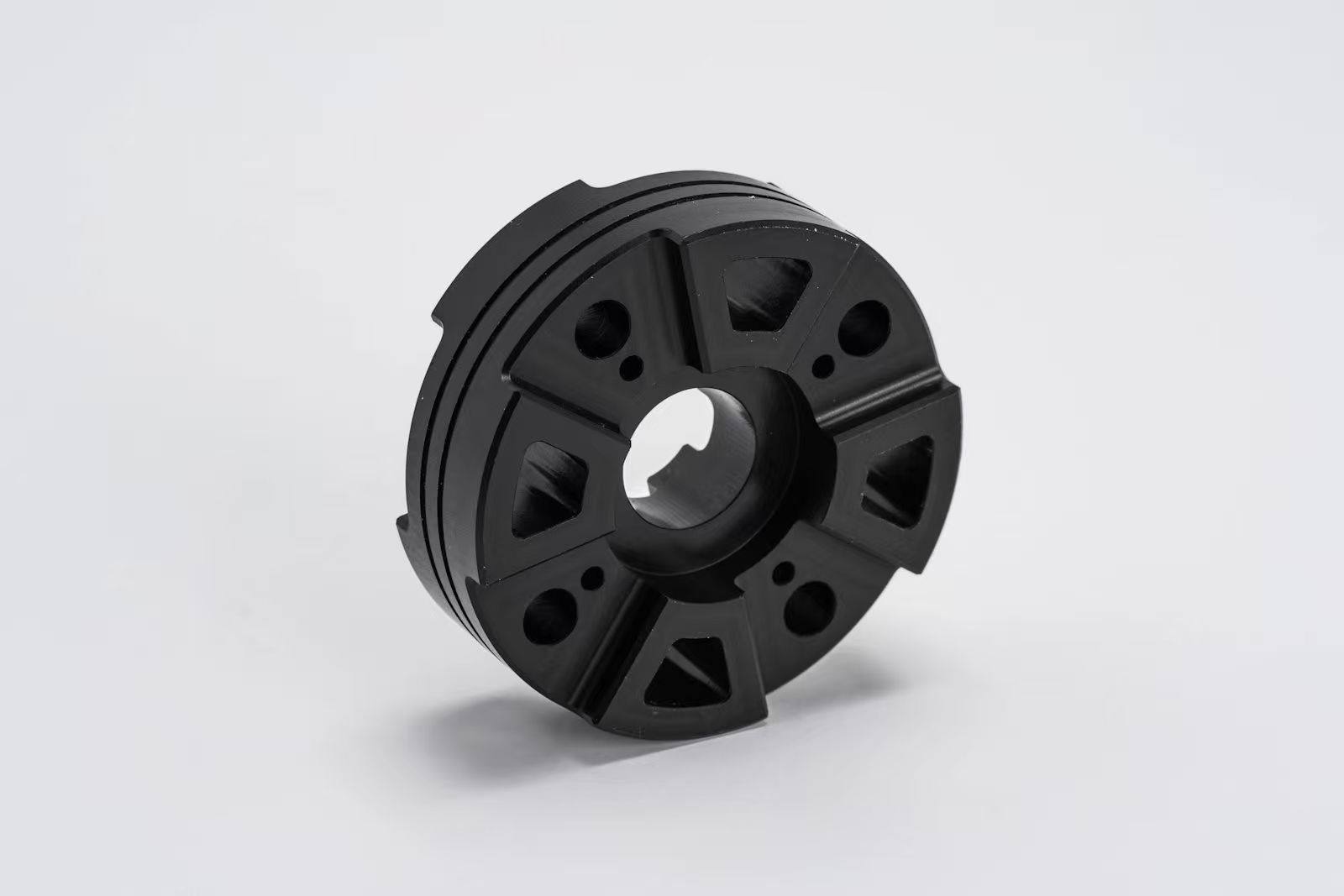 O que é Delrin (POM-H) e quais são as propriedades do seu material?